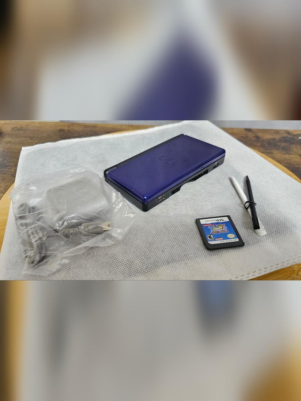 Nintendo DS Lite / Game, Cord, Pens Included